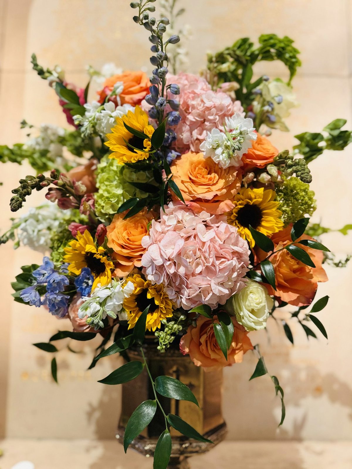 Buquê colorido com girassóis, rosas e hortênsias