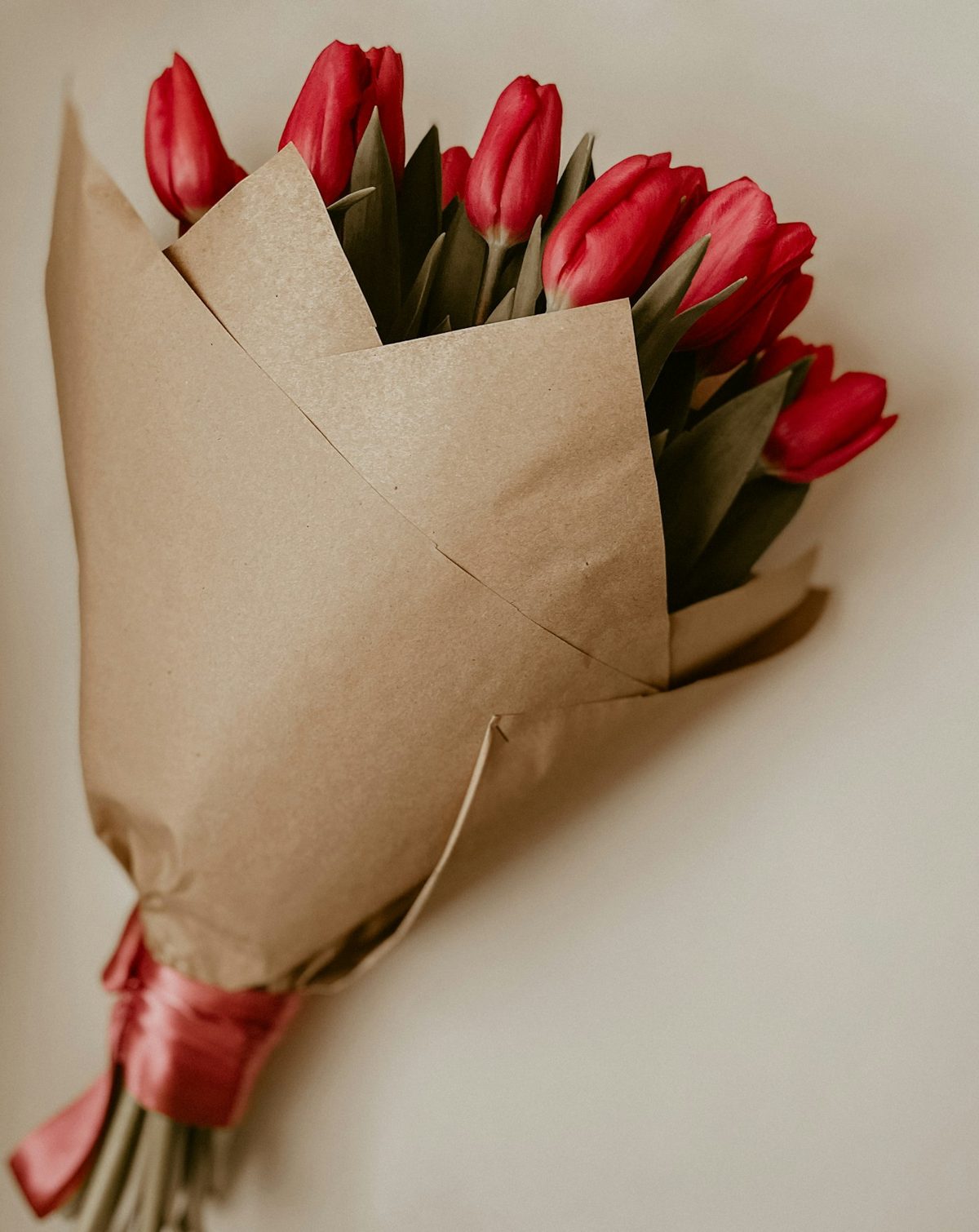 Tulipas vermelhas em papel kraft