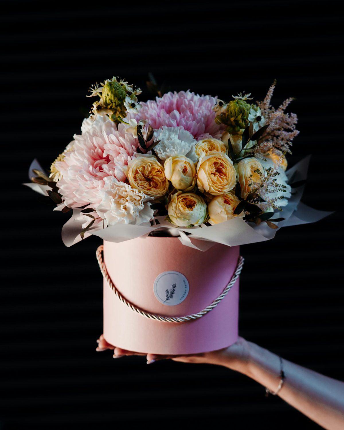 Flores em uma caixa chapéu rosa